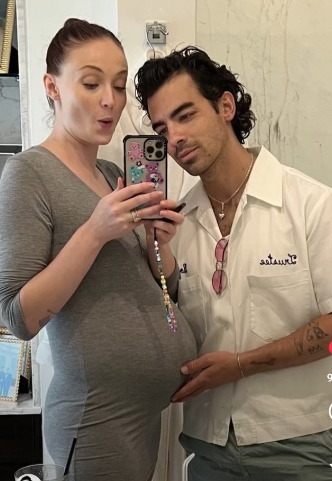trustingjonas's tweet image. CRYING Thanks Joe for this adorable pregnancy pic of u &amp;amp; Soph🥺