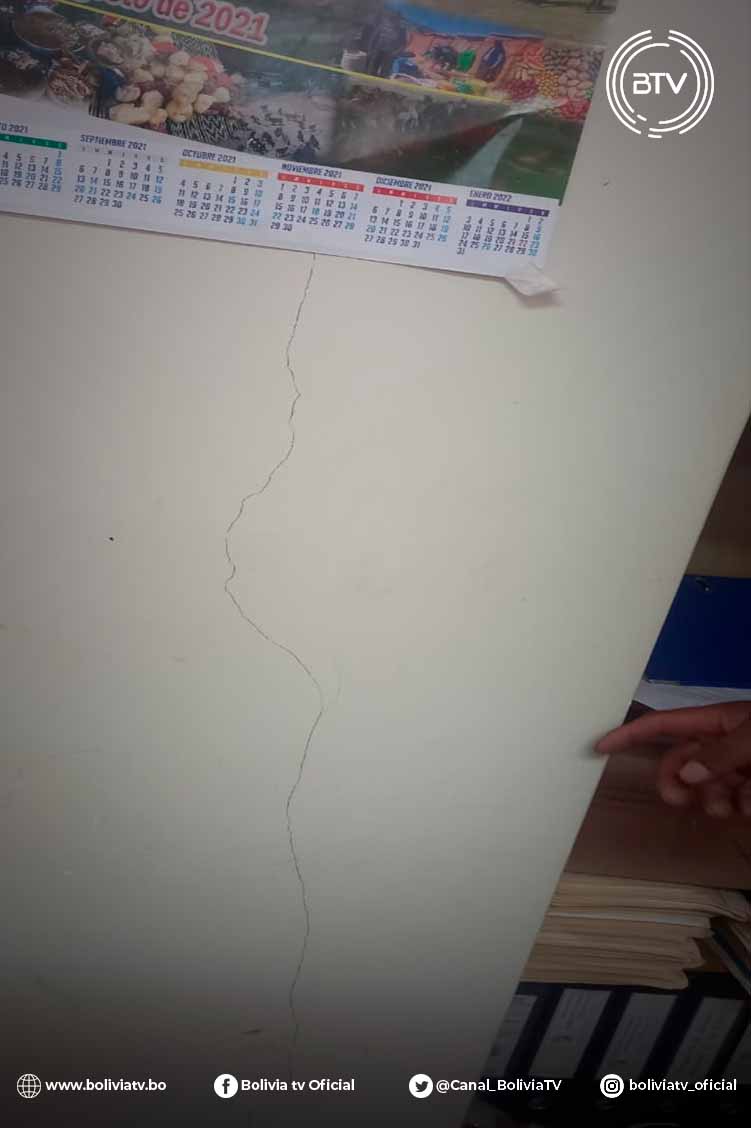Canal_BoliviaTV's tweet photo. #Noticia
Un sismo de 4.7 en la escala de Richter sacudió el municipio de #Colquechaca en el norte del departamento de #Potosí, el sismo provoco daños materiales en estructuras de viviendas e instituciones de la región.
Periodista : Edwin Ramos BTV
#BTVInforma https://t.co/l8Yqx2Pasf
