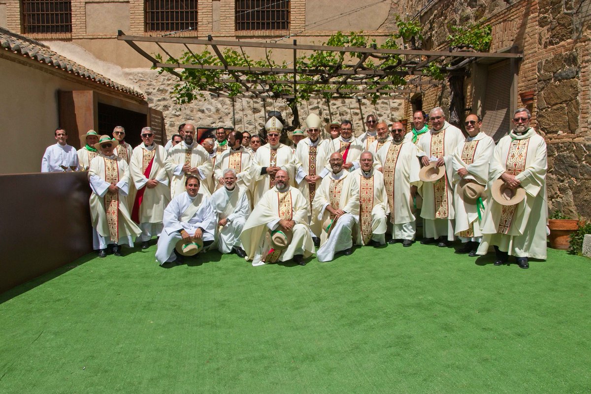 💛 Los cursillistas lo tenemos claro… ¡Pon un cura en tu vida! 

Gracias a todos y cada uno de los sacerdotes que acompañan a Cursillos de Cristiandad en su misión evangelizadora. ¡Rezamos por todos vosotros!

#decolores #cursillosdecristiandad #sacerdotes  #ponuncuraentumida