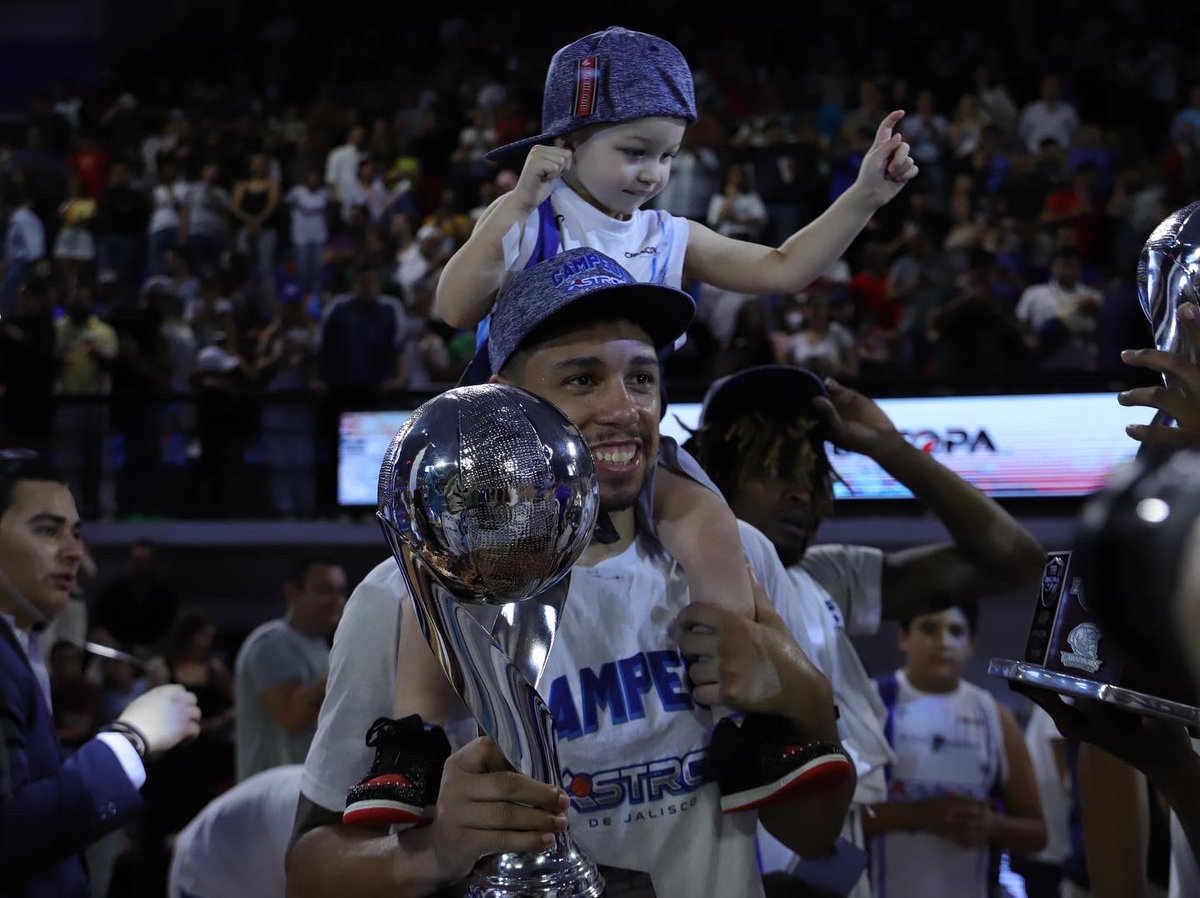 AstrosJalisco's tweet photo. LAS POSTALES DEL CAMPEÓN 🏆🤩☄️

Somos campeones Jalisco y hay que presumirlo 🔥😤

¿Cómo vivieron nuestro campeonato Familia Astros?🏀💙 https://t.co/avrIr5CRK2