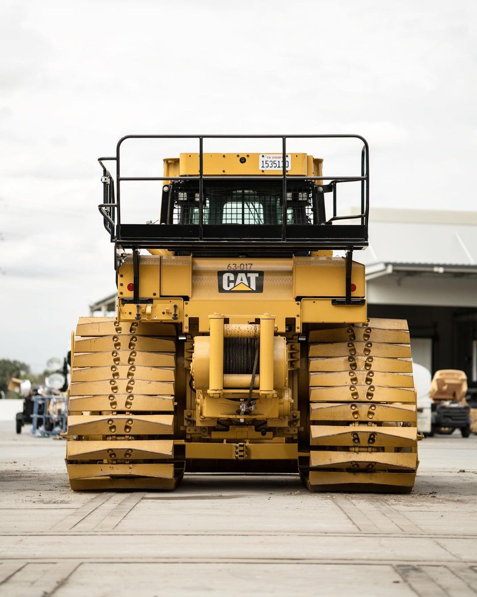 Quinn_Cat's tweet photo. #CatFanFriday - Aaron Witt dropped by our Los Angeles location. Here's a sneak peek of good things to come from the @buildwitt  crew. Share photos of your cat equipment and comment below. 

#QuinnCat #CatDozer #Dozer #Caterpillar https://t.co/Rwc8AX5IRT