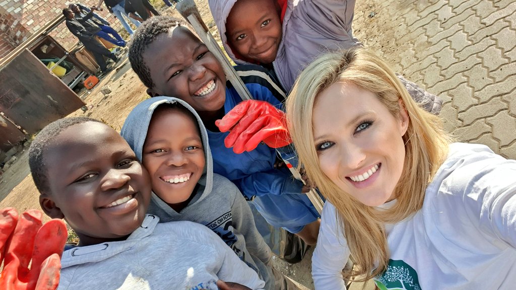 ChangeAgentSA's tweet photo. Today in pictures ❤️🇿🇦🥰
📌 Alexandra Township. Gauteng. South Africa. 

Community clean up ahead of #MandelaDay2022 🌿 #WasteStopsWithME #GenerationEarth #CleanUpOurCountry #CommunityOutreach https://t.co/Lw1UzLHCYU