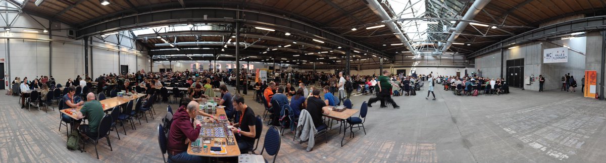 Großes Kino bei unserer Auftakt-GameNight. 1400 Menschen spielen. #berlincon <a href="/berlin_con/">Berlin Brettspiel Con</a>