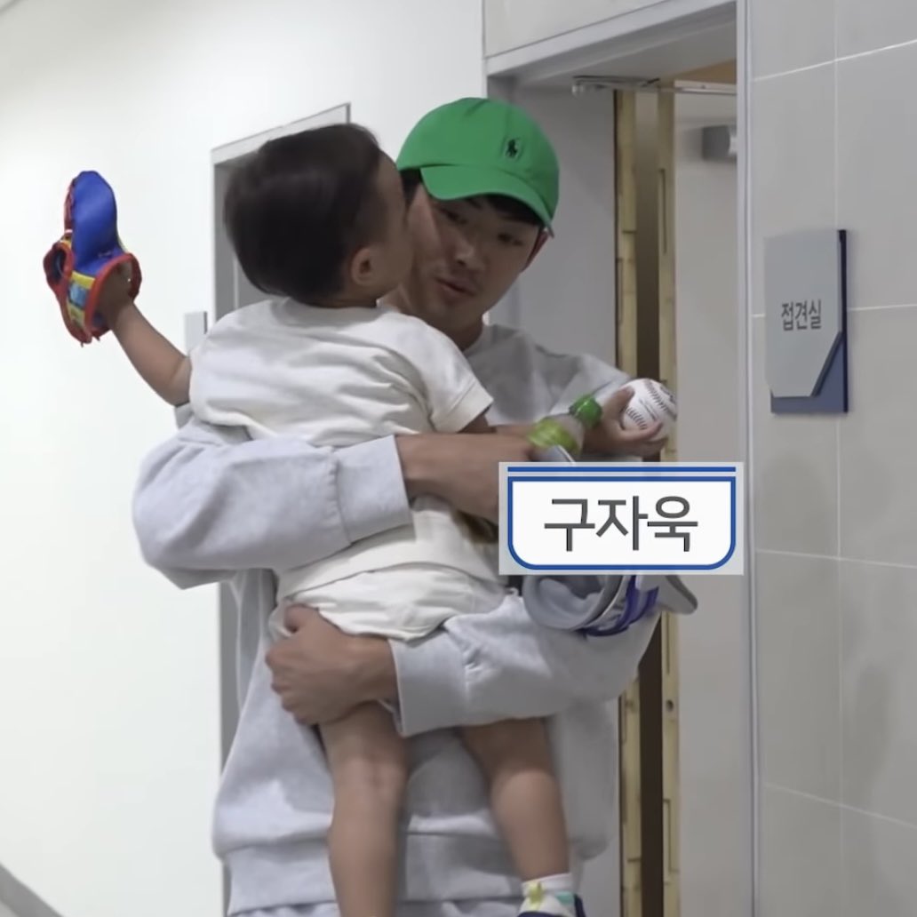 아기들 보면 팔부터 벌리고 얼굴 박치기하면서 아기들 뽀뽀와 마음을 받아내는 상습범 ..
얼굴믿고나대.. 얼굴 들이대면 ㄷㅏ 되는 줄 아냐고 ㅡㅡ!