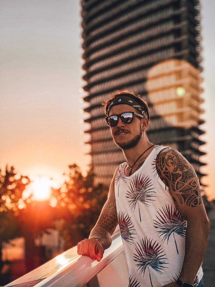 FittestTraveler's tweet photo. Feliz viernes a todos! Me sigues? Dame like y RT 🔁 para poder continuar compartiendo más cositas 🥰 
#onlyfansGratuito #onlyfans #fittesttraveler #traveler #fitnessmodel #sunsetphotography #LGTBI #onlyfanspromo https://t.co/W87u8GKWZB