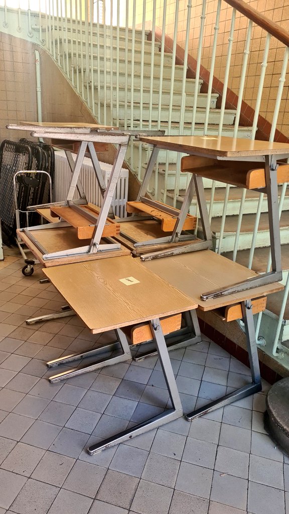 A_stlambert's tweet photo. 💪🏽📦 L'été c'est aussi... déménagement des tables et des chaises, du mobilier, dans certaines classes dans lesquelles le niveau (et donc la taille) des élèves va changer !

Les chaises musicales 🤭 https://t.co/JoJPzkynpt