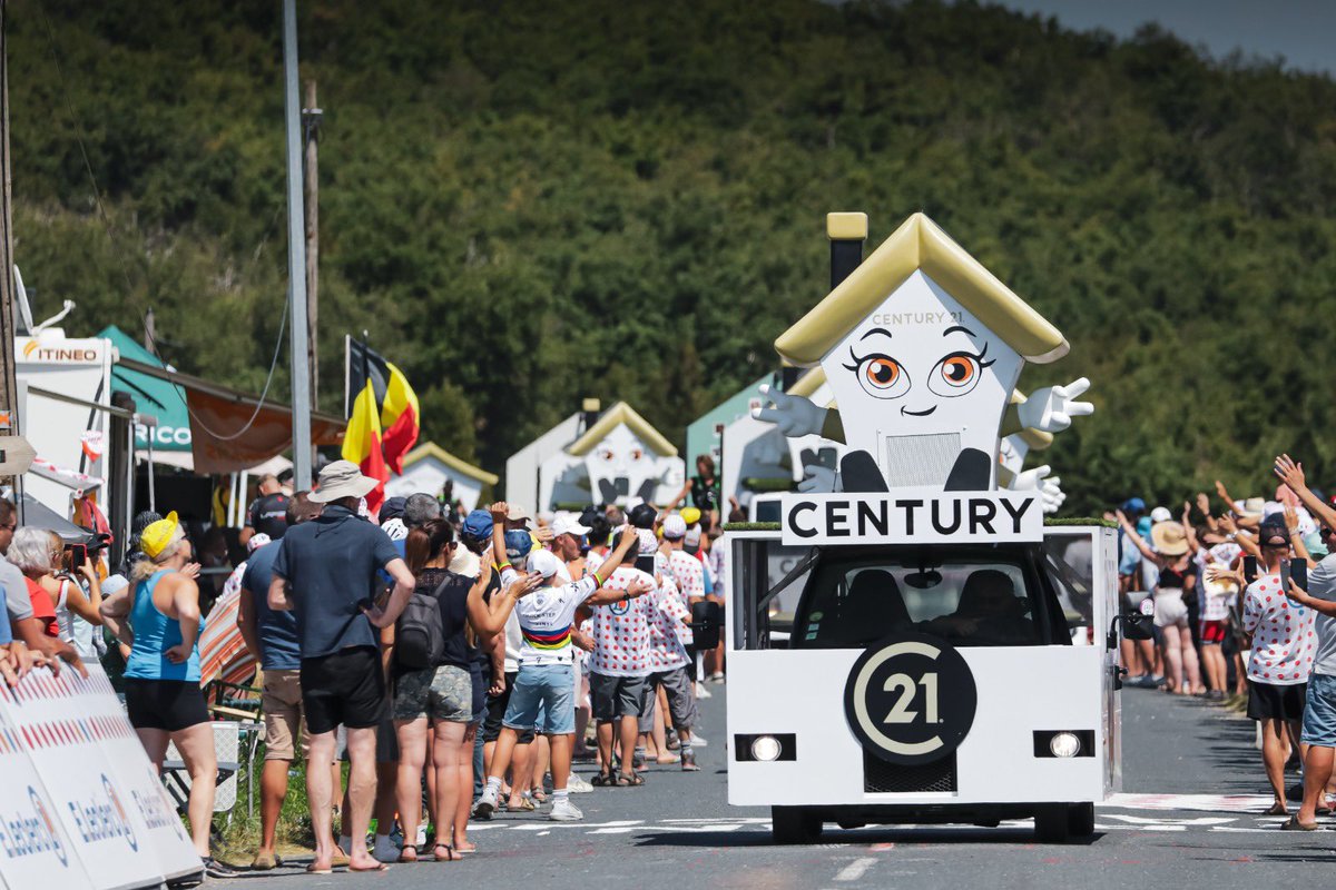 century21fr's tweet photo. Parlons de vous, parlons bienS sur l’étape 13 Le Bourg d’Oisans -> St-Etienne 🚲 #TDF2022 
Pas un jour ne passe sans la bonne humeur de nos caravaniers ! Merci à tous pour cet accueil 🫶
@LeTour 
#ParlonsDeVousParlonsBienS #c21fr #century21 #century21france https://t.co/5jbVRnc8nF