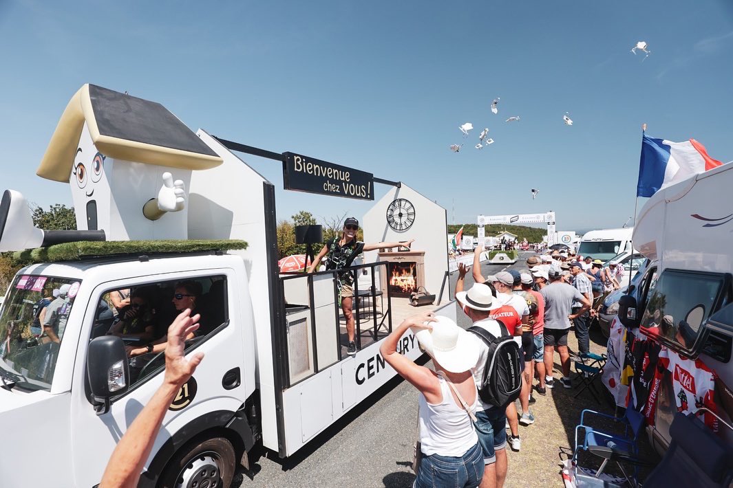century21fr's tweet photo. Parlons de vous, parlons bienS sur l’étape 13 Le Bourg d’Oisans -> St-Etienne 🚲 #TDF2022 
Pas un jour ne passe sans la bonne humeur de nos caravaniers ! Merci à tous pour cet accueil 🫶
@LeTour 
#ParlonsDeVousParlonsBienS #c21fr #century21 #century21france https://t.co/5jbVRnc8nF