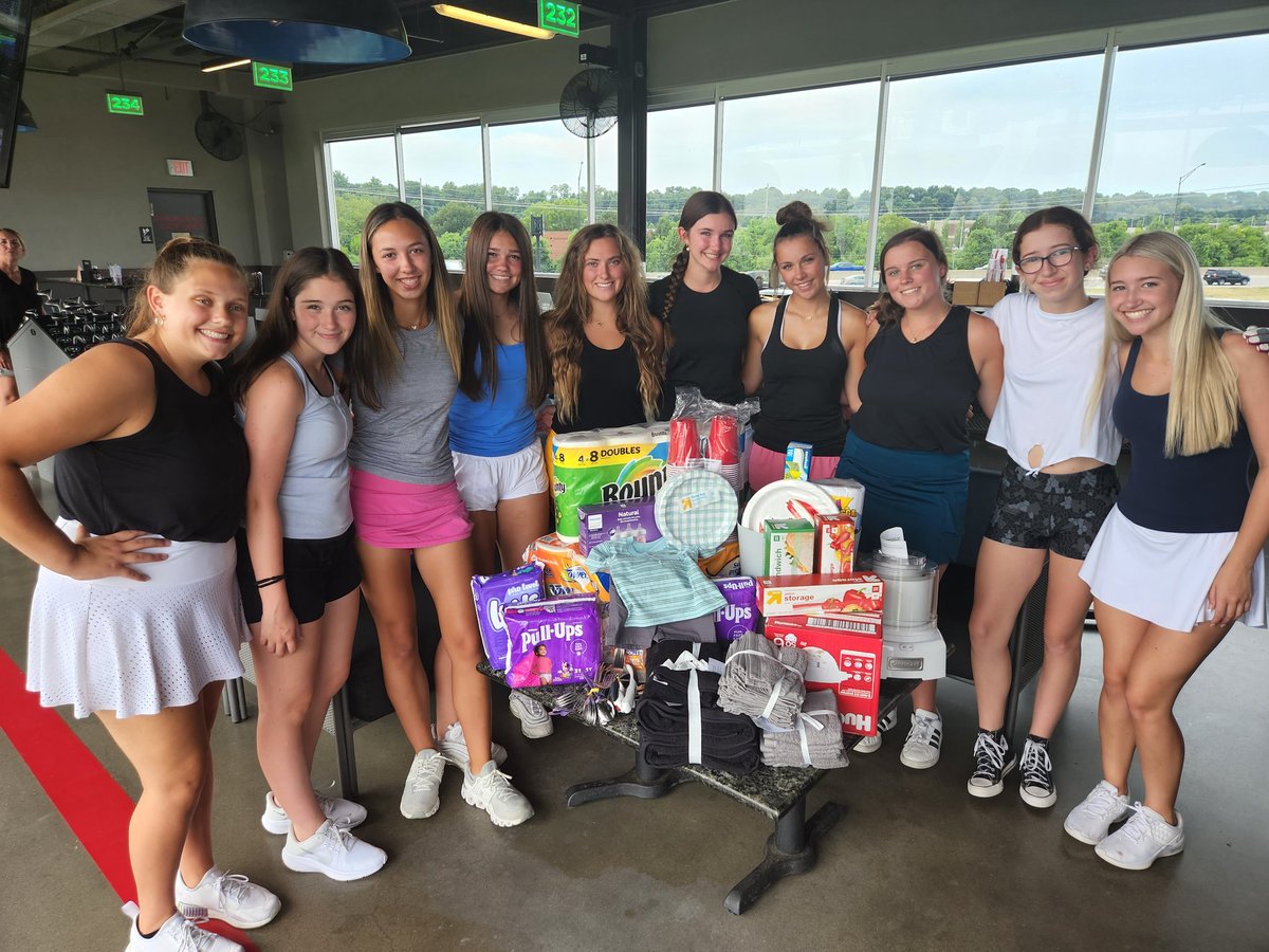 FHHLadyViksGolf's tweet photo. Did you know you can play #angrybirds with your golf shots at #Topgolf?!?! Thank you for showing me this, Lady Vikings!! Most importantly, thank you for attending our Swing By &amp; Donate event today. Good food, great games, awesome young ladies! #unmatcHed https://t.co/hYU3OW1Iuo