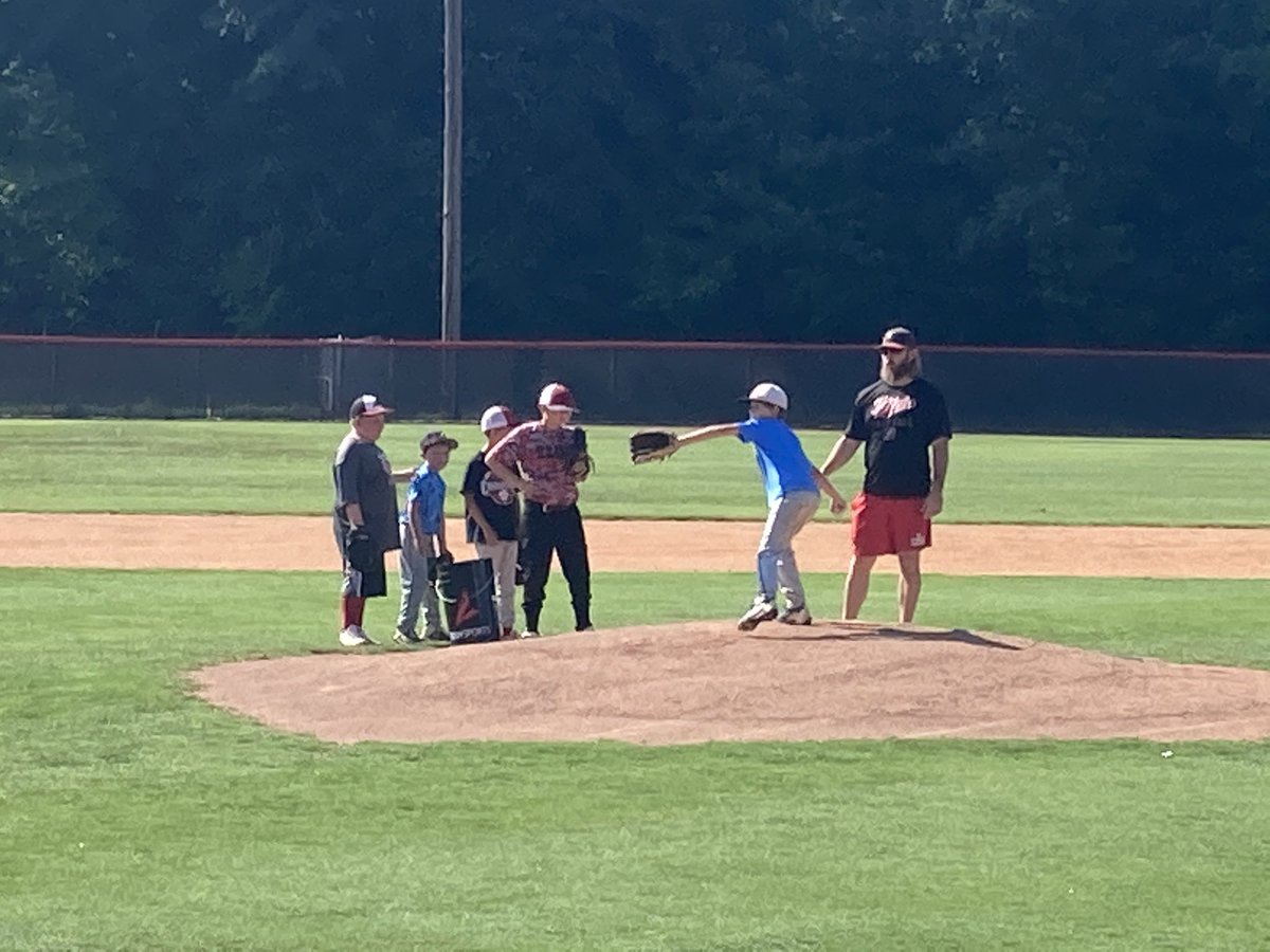 MarshallMcD22's tweet photo. Kids clinic was a success! Make sure you stay up to date with future camps! We love giving back to the community. #HKYbaseball https://t.co/XKNep8DdRr