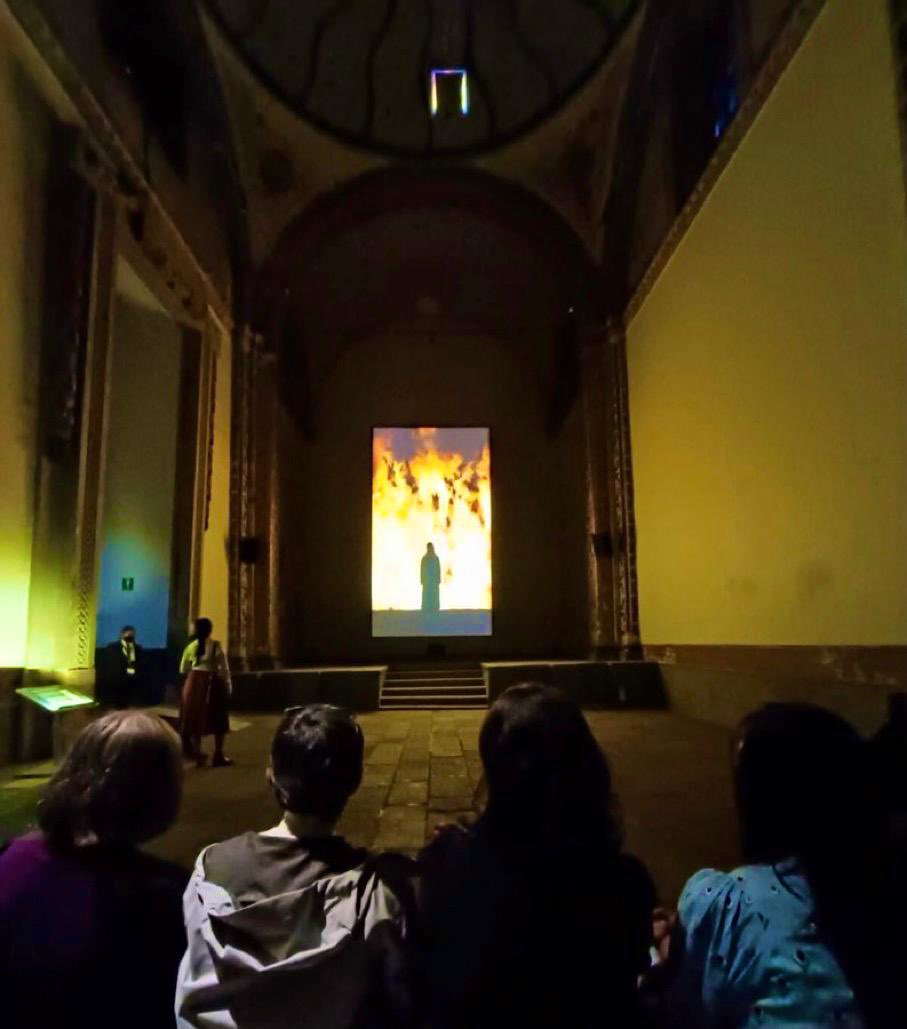 AngelJohanna's tweet photo. Nos vimos con Lourdes Grobet por última vez mientras nos procurábamos “un lugarcito” en la banca que nos permitiera ver sentadas una de las video-instalaciones de #TiempoSuspendido de Bill Viola en el #ExTeresa. Imposible sospechar que esa ocasión sería la última. QEPD… https://t.co/SYO3Zm5Nq9