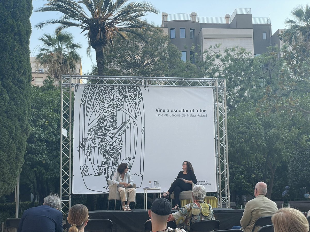 ✨ Alguns personatges, ens acompanyen tota la vida! Un vespre d'estiu molt agradable parlant de futur i cultura amb <a href="/elisendastone/">Elisenda Roca</a> i @clara_segura al Palau Robert.