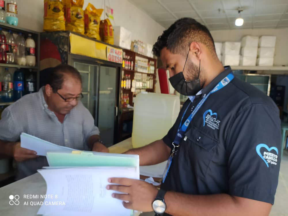 apuertocabello's tweet photo. Fiscalizadores del Servicio Municipal de Administración Tributaria #SEMATPC se desplegaron en el sector #ElPalito con la intención de fiscalizar los negocios y comercios de esta zona, tras finalizar el lapso y prórroga de ley para declarar y pagar los impuestos municipales. https://t.co/Ij5YcJDVqm