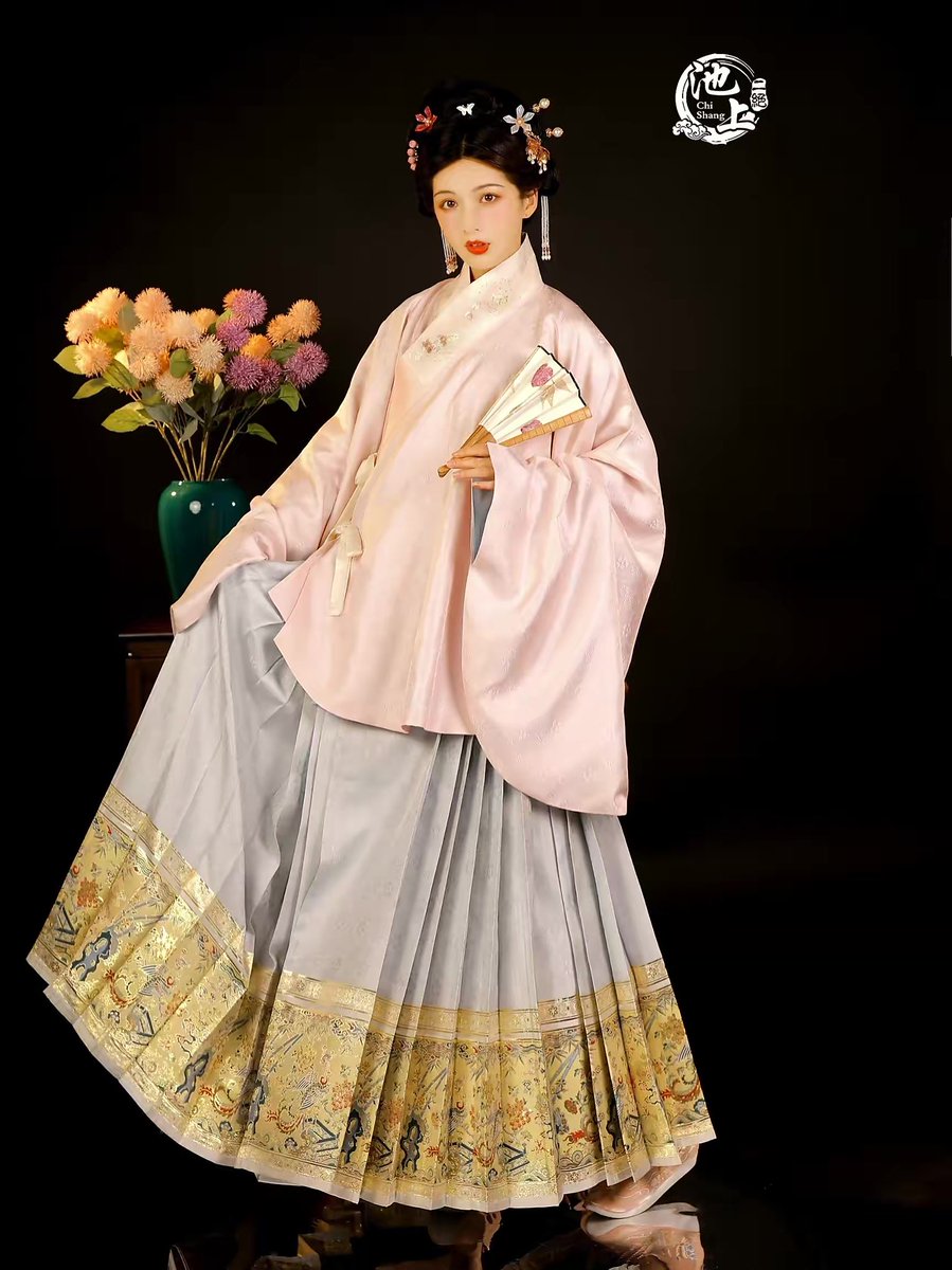 ZYCAmy's tweet photo. #dior #culturalappropriation The Ma Mian Qun（马面裙）is a traditional Chinese skirt which became popular in Ming dynasty. It has two openings, with flat pieces of clothes front and back and folds on both right and left sides. https://t.co/hPQjLJQe8y