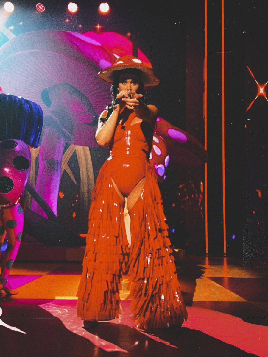 kperrystats's tweet photo. .@KatyPerry's "PLAY" is now the 10th highest-grossing female solo residency in Las Vegas history and the 9th biggest attendance so far. https://t.co/kguXL3YhMH