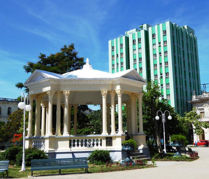 DiazCanelB's tweet photo. Mi ciudad cumple 333 años y casi lo olvido. Ahora todas las ciudades son mi ciudad. Pero #SantaClara  guarda más recuerdos: casa natal, familia, amigos, parque, El Capiro, @UCLVCU, Plaza del Che y Fidel emocionado frente al pueblo. Felicidades https://t.co/bEzbmOmGlB