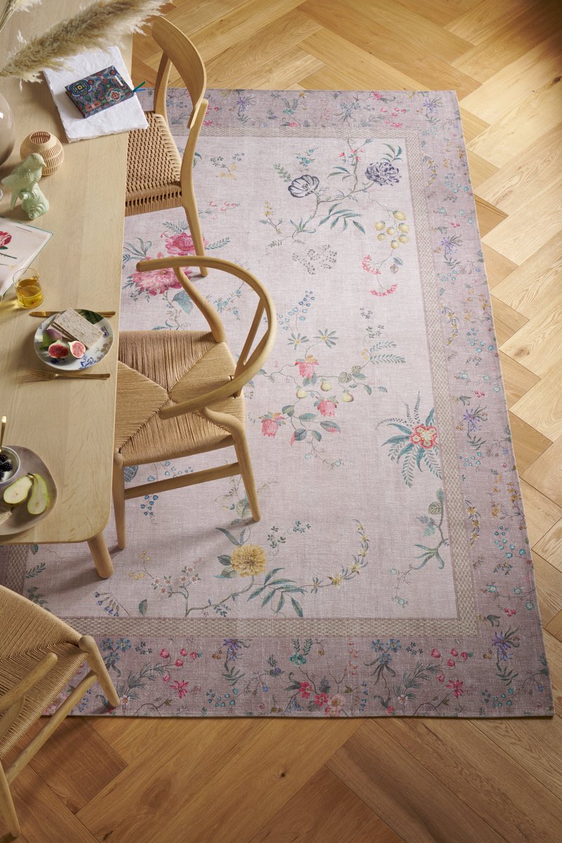 Ein Teppich unterm Esstisch ist gemütlich und gliedert den Raum – ideal für offene Grundrisse. Entdeckt von #gibdirstoff 
Foto: Pip Studio, Fleur Grandeur 
#snfachpresse #snverlag #SNHome #Textil #haustex #Heimtextil #carpethomemagazine #rug 
dekowiki.de