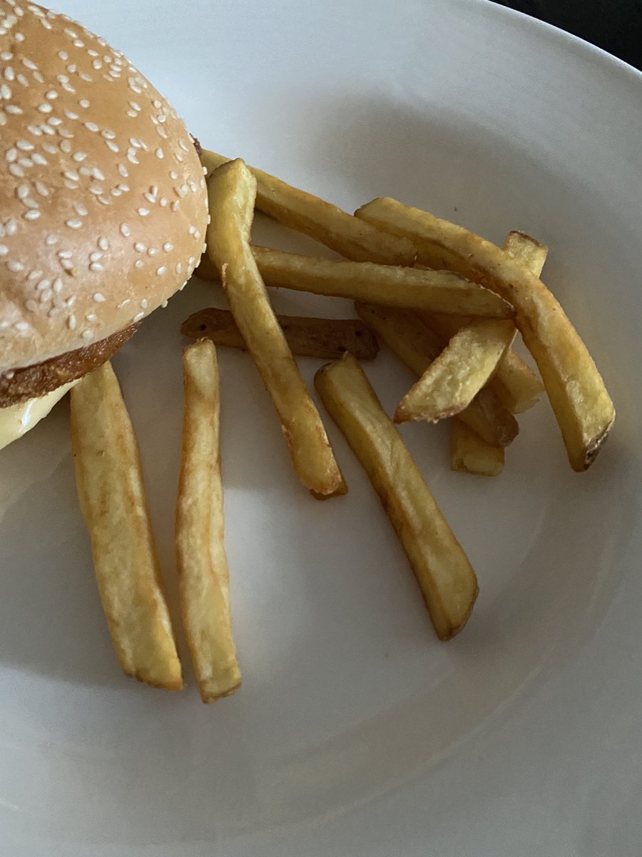 BoutiqueCakes's tweet photo. @kfc is this really the size of a portion of chips? https://t.co/bl15Q1PpyD