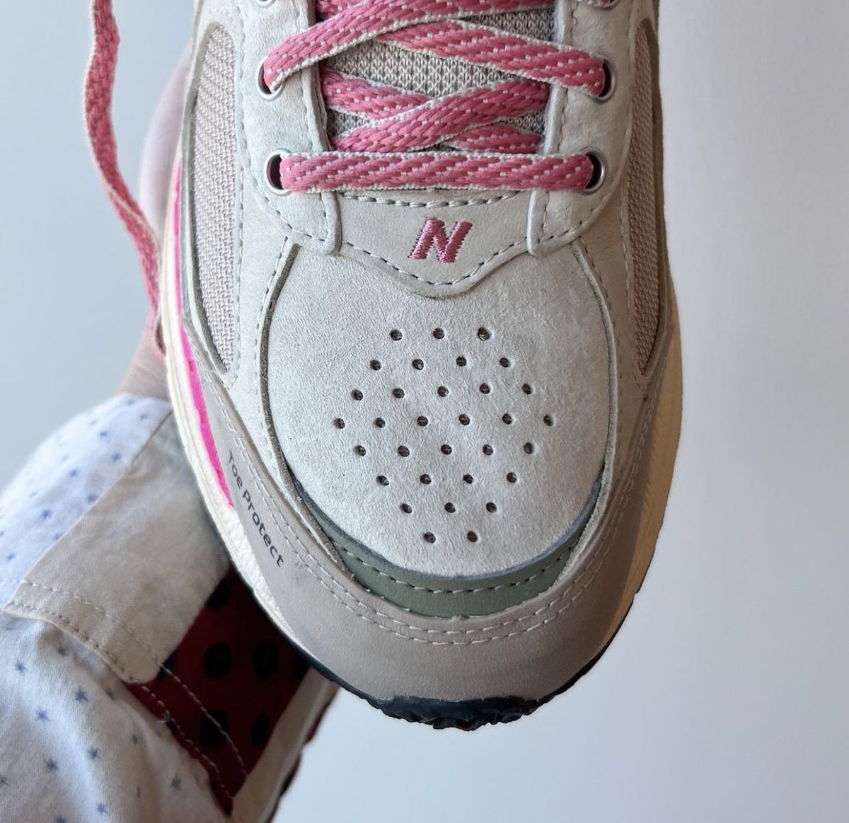 nicekicks's tweet photo. New materials on these NB 2002R 🧗‍♀️ https://t.co/sE0sC6qycP