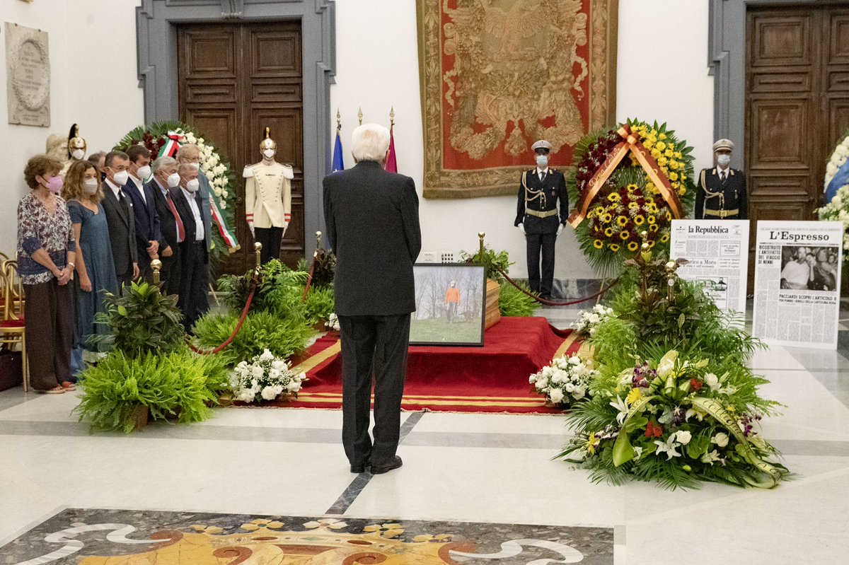 Quirinale's tweet photo. Il Presidente #Mattarella alla camera ardente di Eugenio #Scalfari https://t.co/14BsH3n8ZP