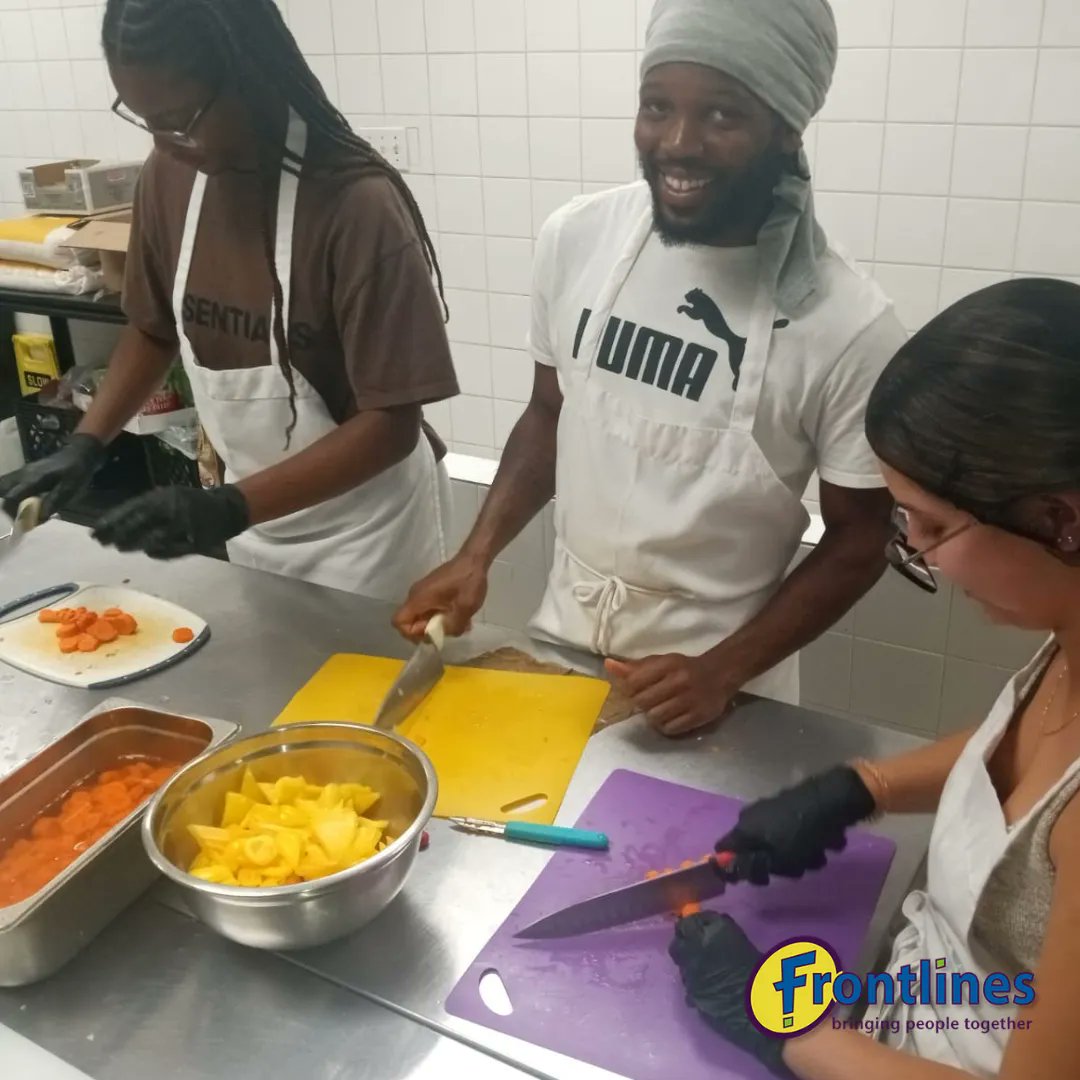frontlinesto's tweet image. On Wednesday afternoon participant of our On the Frontlines of Crisis program got the opportunity to get trained on culinary techniques from Frontlines' Chef Jeff! 🥕 🍗 🍟 🥗 
#torontoculinary #torontocook #torontochef #torontosocialworker #torontoyouth #torontoprogram