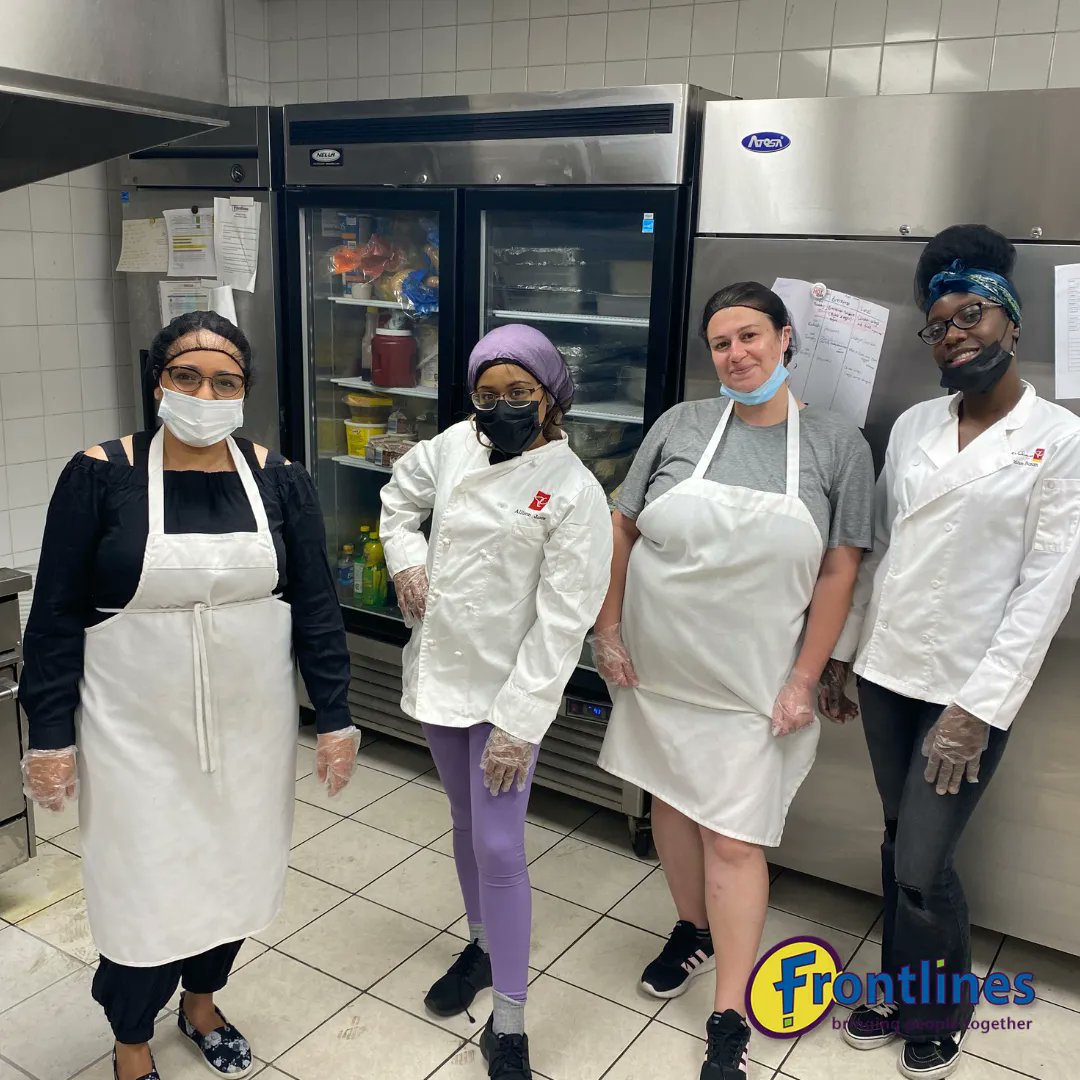 frontlinesto's tweet image. On Wednesday afternoon participant of our On the Frontlines of Crisis program got the opportunity to get trained on culinary techniques from Frontlines' Chef Jeff! 🥕 🍗 🍟 🥗 
#torontoculinary #torontocook #torontochef #torontosocialworker #torontoyouth #torontoprogram