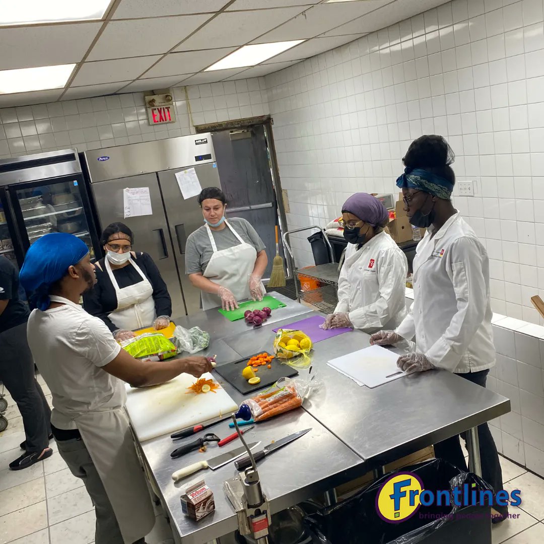 frontlinesto's tweet image. On Wednesday afternoon participant of our On the Frontlines of Crisis program got the opportunity to get trained on culinary techniques from Frontlines' Chef Jeff! 🥕 🍗 🍟 🥗 
#torontoculinary #torontocook #torontochef #torontosocialworker #torontoyouth #torontoprogram