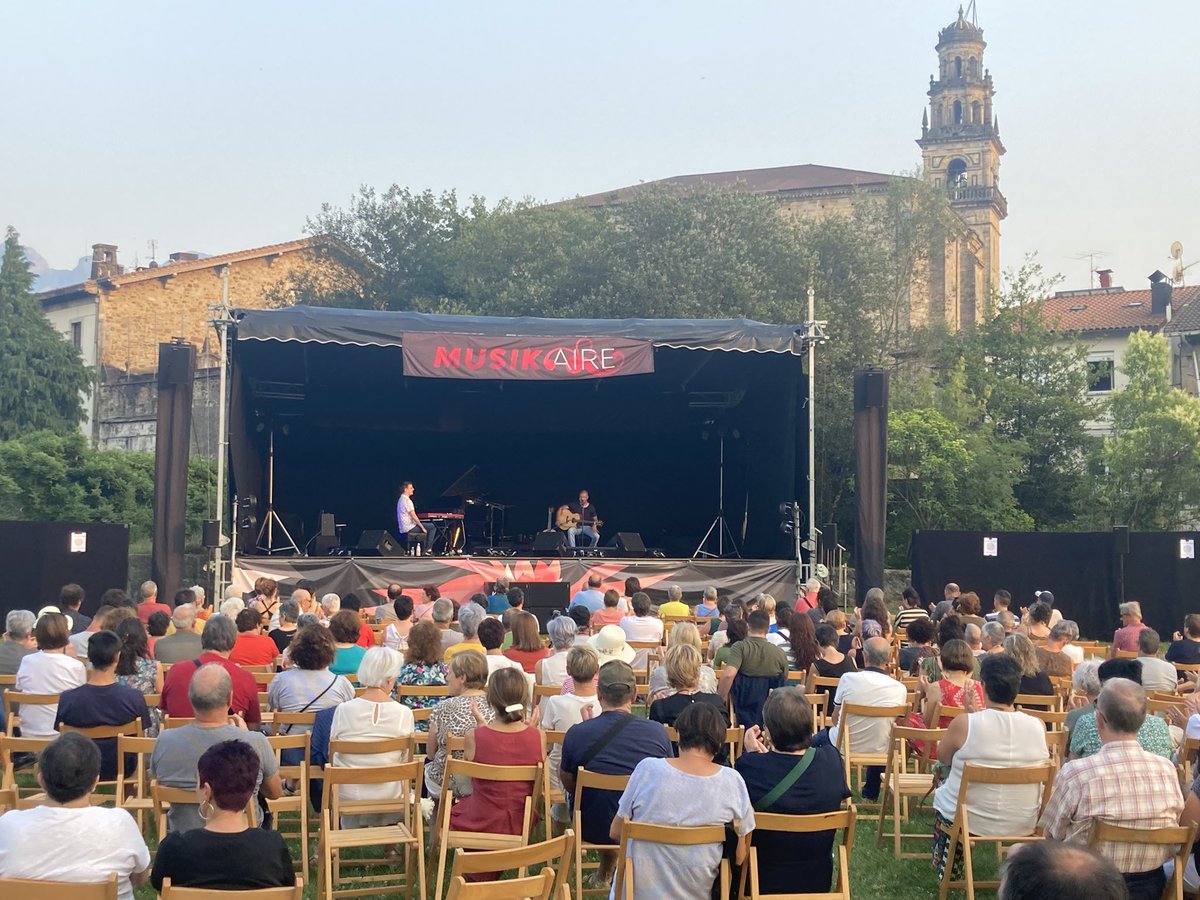 Tcheka orain #musikaire.Bihar <a href="/RafaRueda/">Rafa Rueda</a> eta hamabihots 20:30etan, hemen, Ganondo parkean, Elorrio. Doan