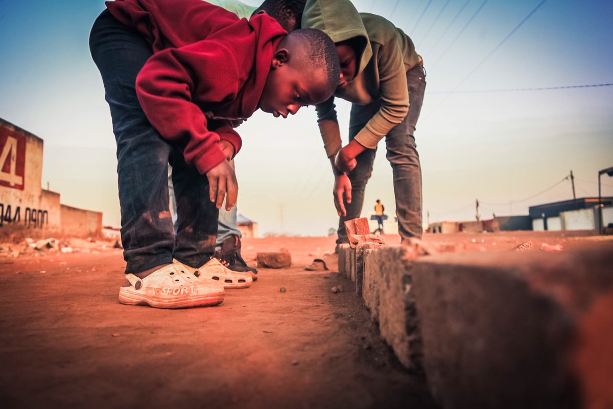 nhla2phillips's tweet photo. 12 year old Wamisi Nemikula, 14 year old Aaron Masangwi and 13 year old  Wamashudu Nemikula are seen on the last day of the school holidays playing (di Ali) marbles in Chiawelo, Soweto. 
Picture: Nhlanhla Phillips 

#dailylife  #photojournalism #documentary #southafrica #soweto https://t.co/oPbqlLYorE