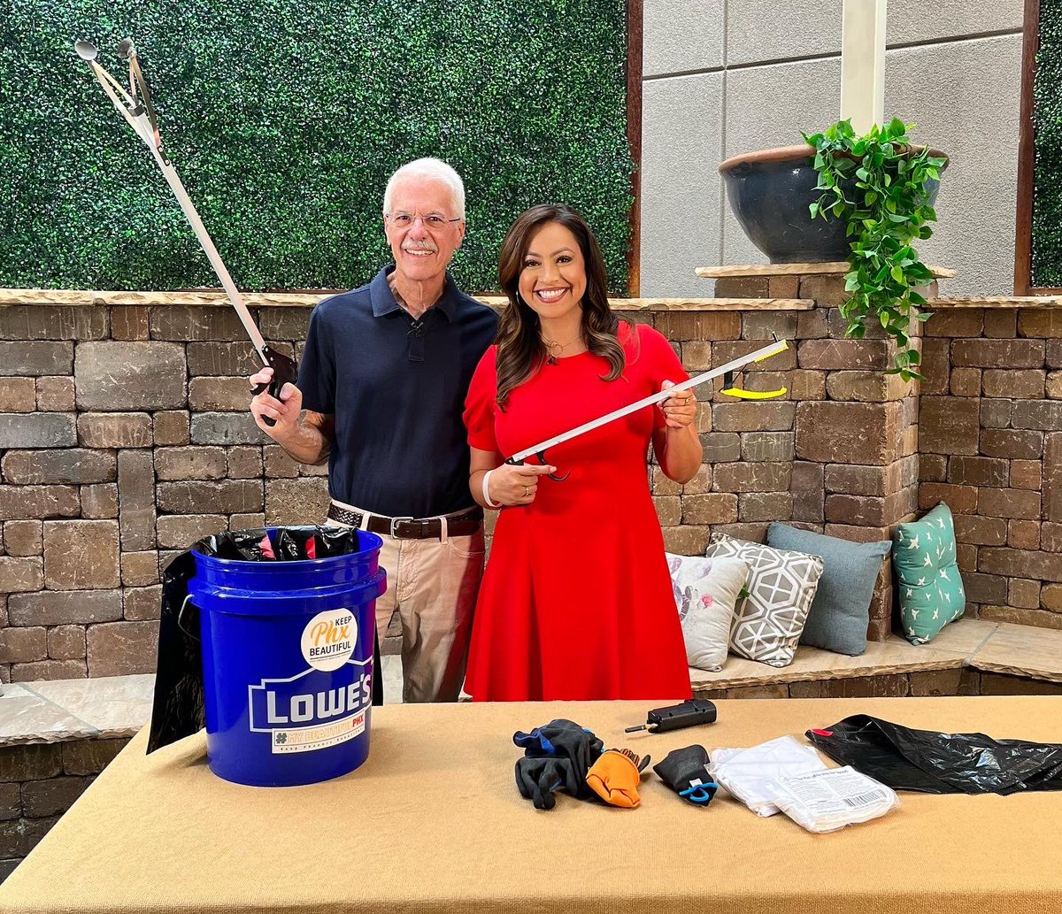 arizonamidday's tweet photo. Today on Arizona Midday we learn how to make pizza at home, find out about volunteer opportunities in Phoenix and get the info on new movies hitting theaters this weekend. Check it out at 12:30pm on channel 12! #food #fun #family #volunteer #community #movies #local https://t.co/YkvfdeAdu4