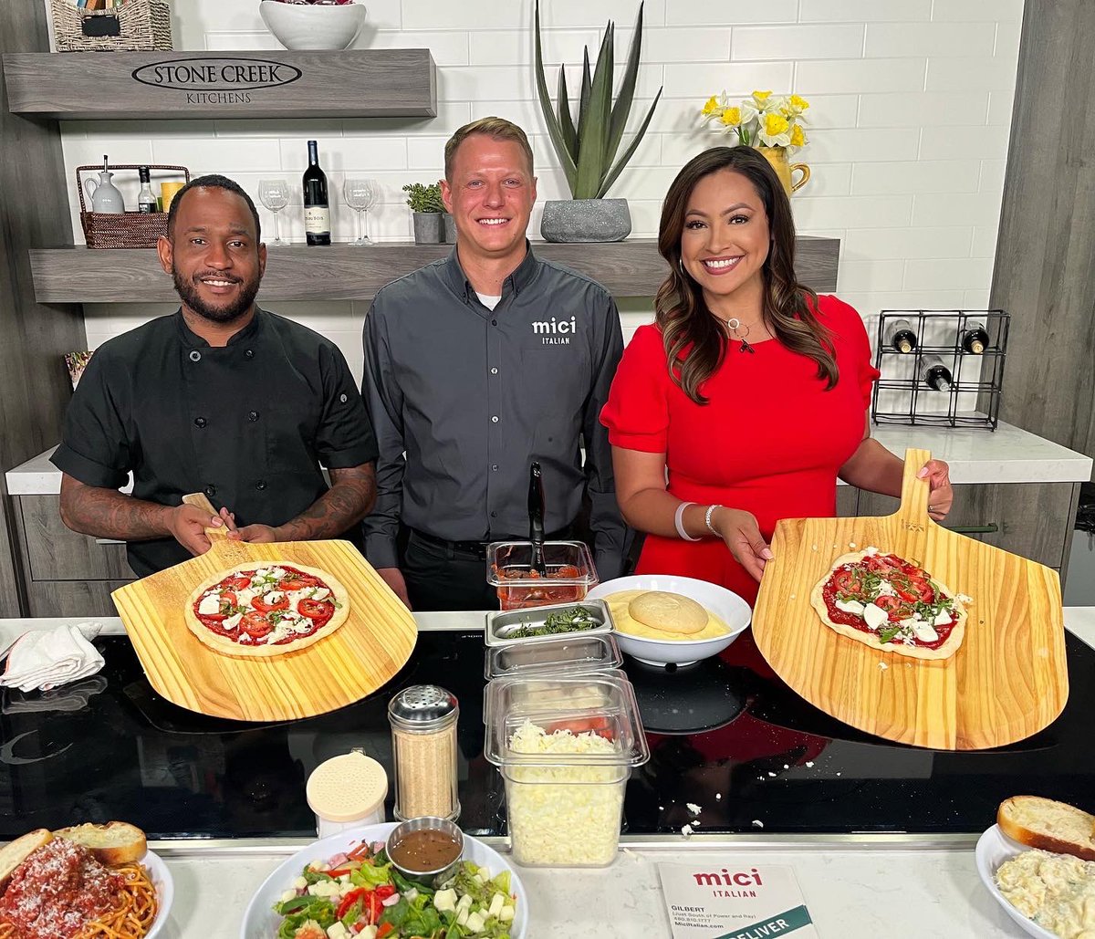 arizonamidday's tweet photo. Today on Arizona Midday we learn how to make pizza at home, find out about volunteer opportunities in Phoenix and get the info on new movies hitting theaters this weekend. Check it out at 12:30pm on channel 12! #food #fun #family #volunteer #community #movies #local https://t.co/YkvfdeAdu4