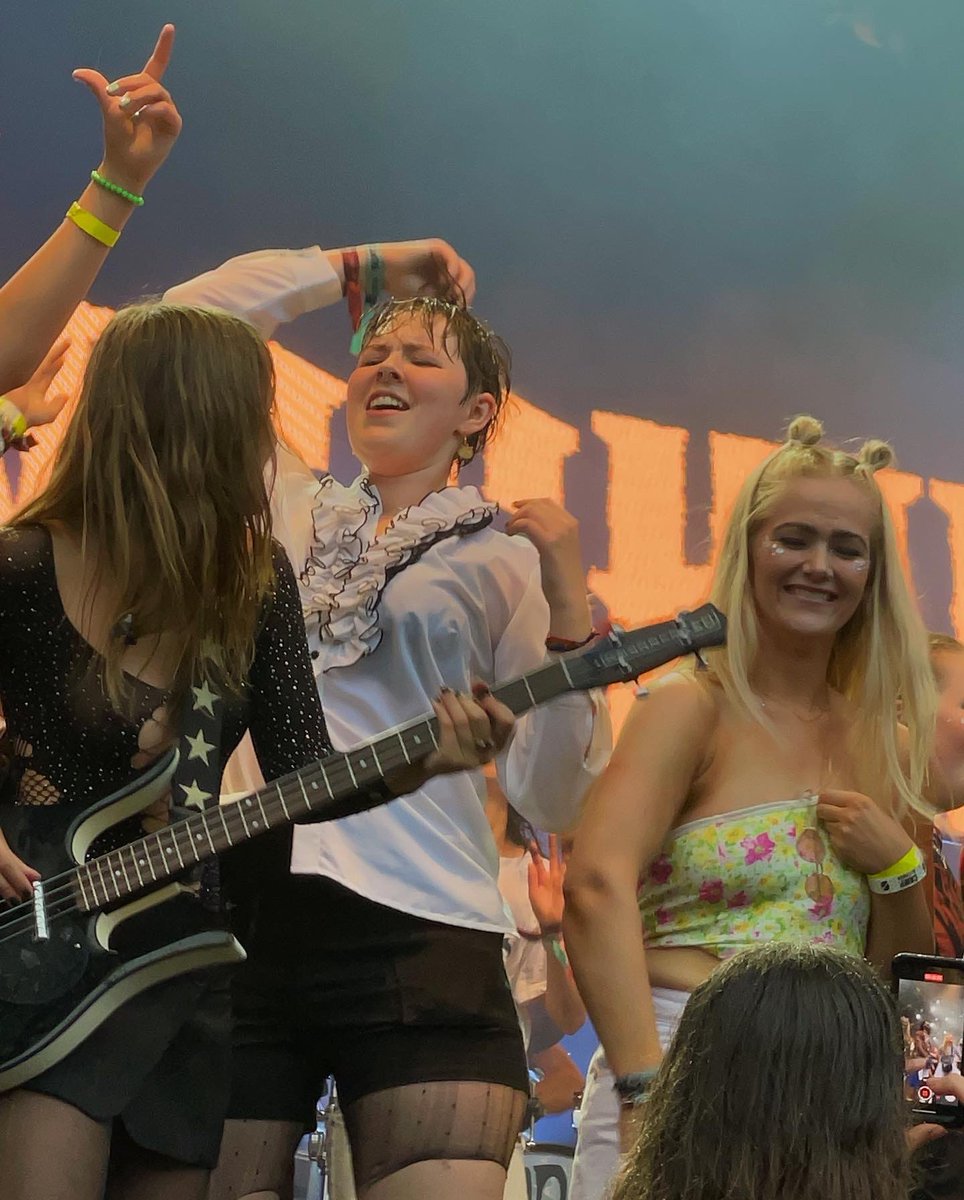 SnailMP3's tweet photo. Me and Vic vibing during Måneskin at slottsfjell last night <3 https://t.co/GQFvPxveak