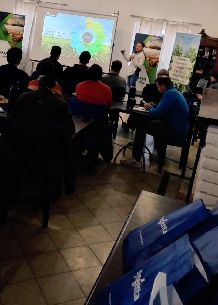 FerMurilloLT's tweet photo. ❄🧉🌱 Mañana fresquita pero productiva!! En Villegas con productores y técnicos intercambiamos experiencias en el Manejo de Malezas difíciles y empezamos a diagramar estrategias para el control de enfermedades en fina!! GRACIAS Nacho y Jose de Agrosyn Villegas y @MMortarini !! https://t.co/ieUp4BH5Bz