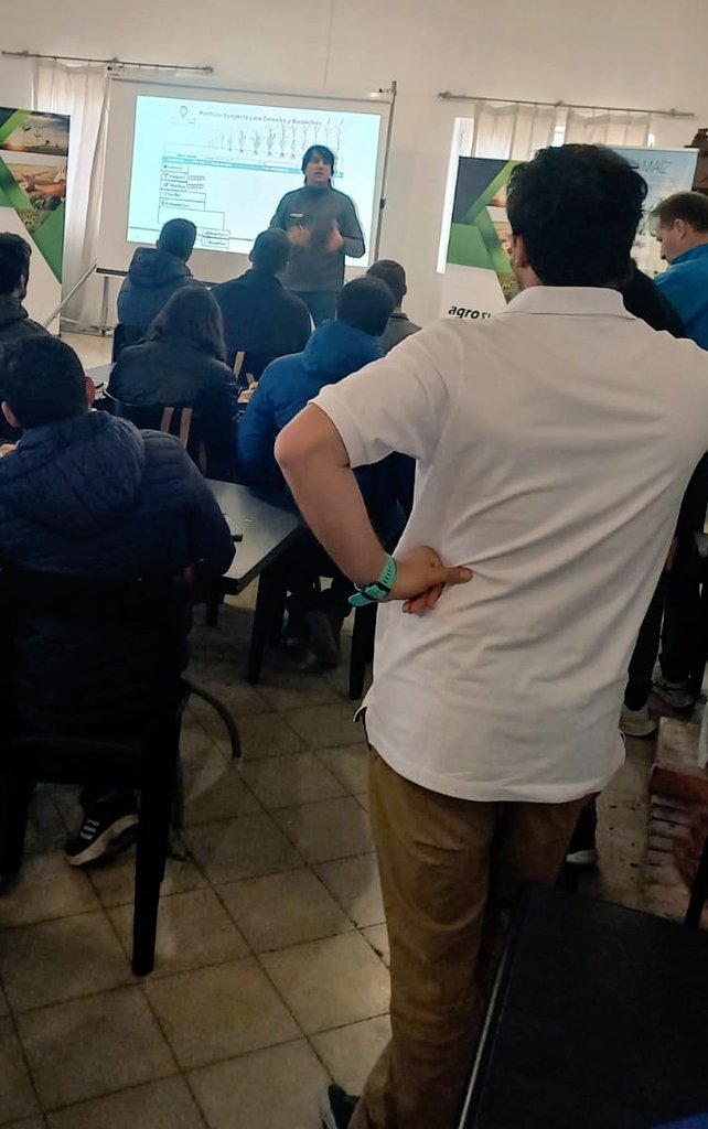 FerMurilloLT's tweet photo. ❄🧉🌱 Mañana fresquita pero productiva!! En Villegas con productores y técnicos intercambiamos experiencias en el Manejo de Malezas difíciles y empezamos a diagramar estrategias para el control de enfermedades en fina!! GRACIAS Nacho y Jose de Agrosyn Villegas y @MMortarini !! https://t.co/ieUp4BH5Bz