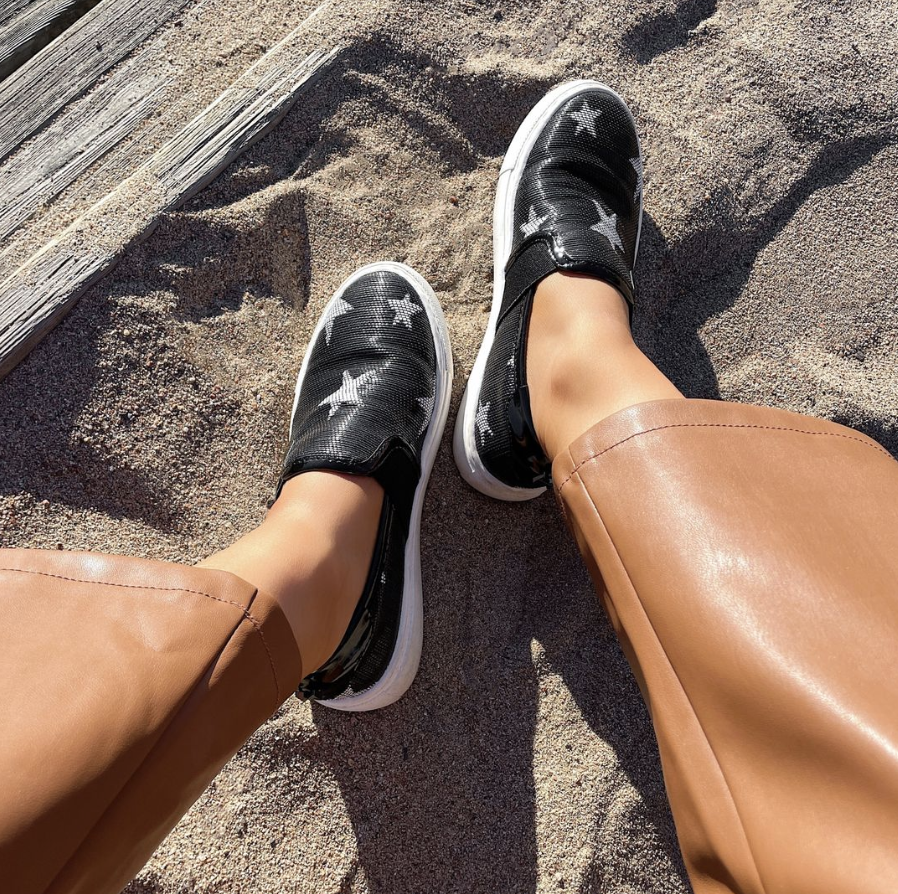 casazetajones's tweet photo. Seeing stars in our Sky shoes 🤩
Shop here 🌟 https://t.co/REyrbFiYyb https://t.co/ucIUccBYx9