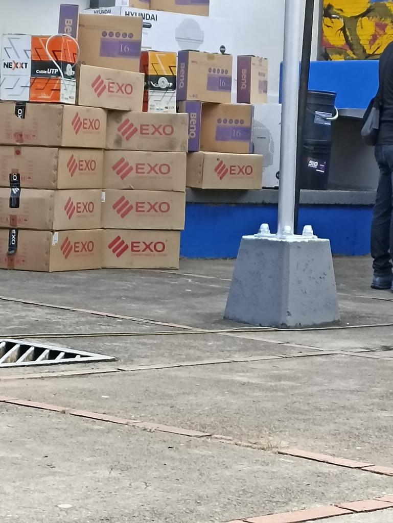 #Hoy recibiendo la dotación para el Centro Bolivariano de Informática y Telematica (CBIT) para nuestra institución  de manos de la Ministra Yelitze Santaella  <a href="/_LaAvanzadora/">Yelitze Santaella</a> y el Gobernador <a href="/FreddyBernal/">Freddy Bernal</a> listos para activar nuestro laboratorio.