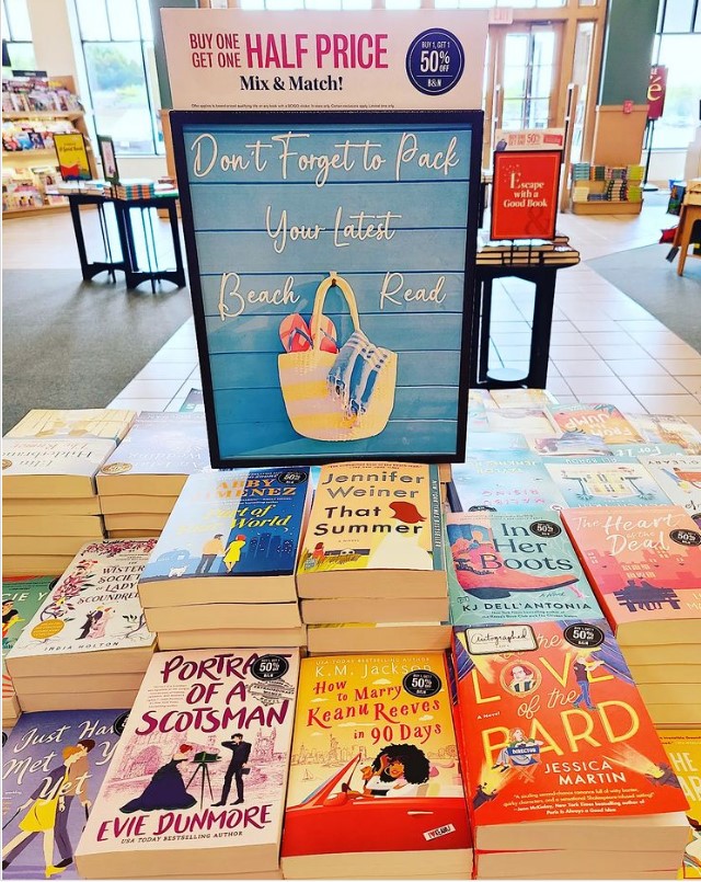 JessMartinBooks's tweet photo. In case you needed a reason to pick up BARD this weekend, #barnesandnoble is running a great promo on beach reads. https://t.co/fxNNu2uFUX