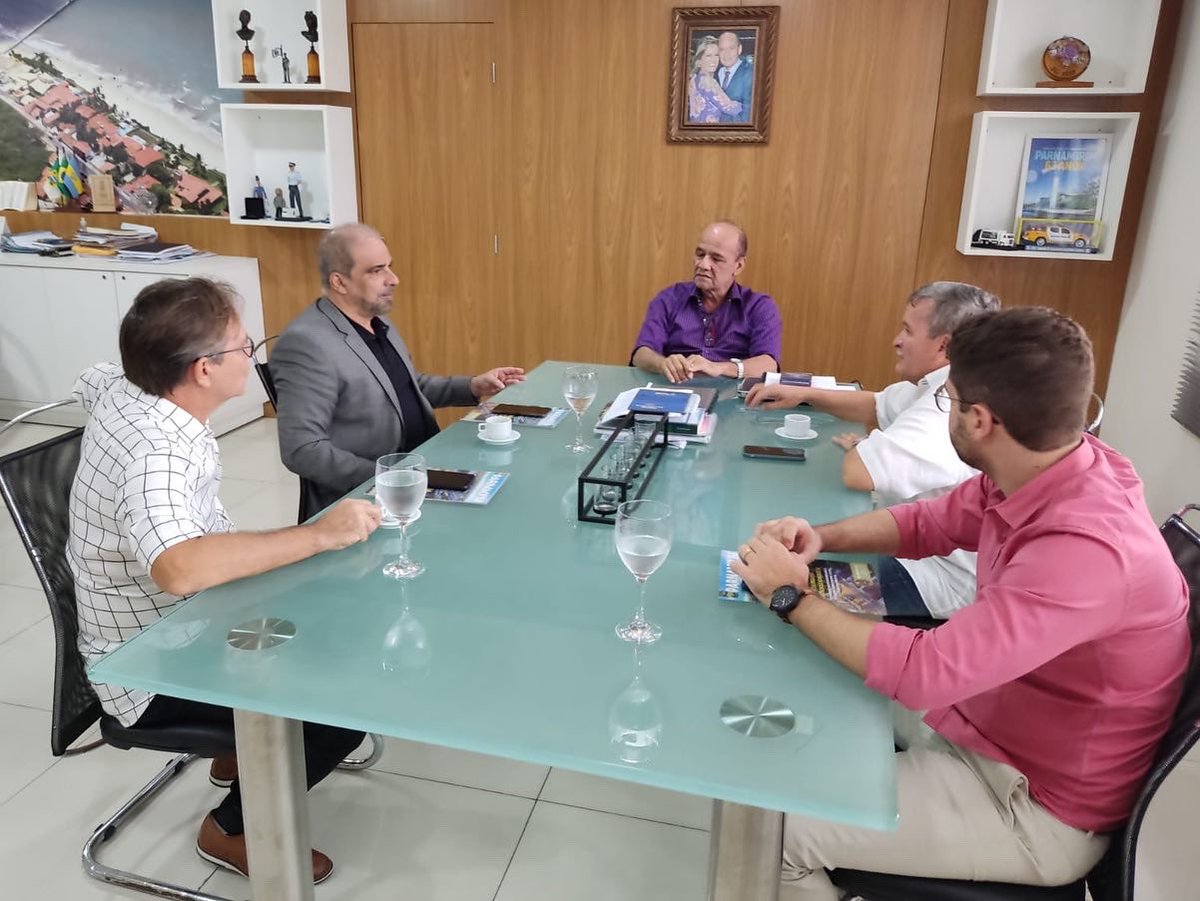 taveirarn's tweet photo. PARNAMIRIM + SEGURA 👮🏻‍♂️🚔
Nesta sexta-feira, dia 15, recebemos na Prefeitura de Parnamirim os delegados Ben-Hur Medeiros, Marcos Geriz e Renê Lopes, para discutirmos a instalação da Delegacia de Plantão de Parnamirim, que deve ser efetivada ainda neste 2º semestre. #Segurança https://t.co/9xxn5t5XOR