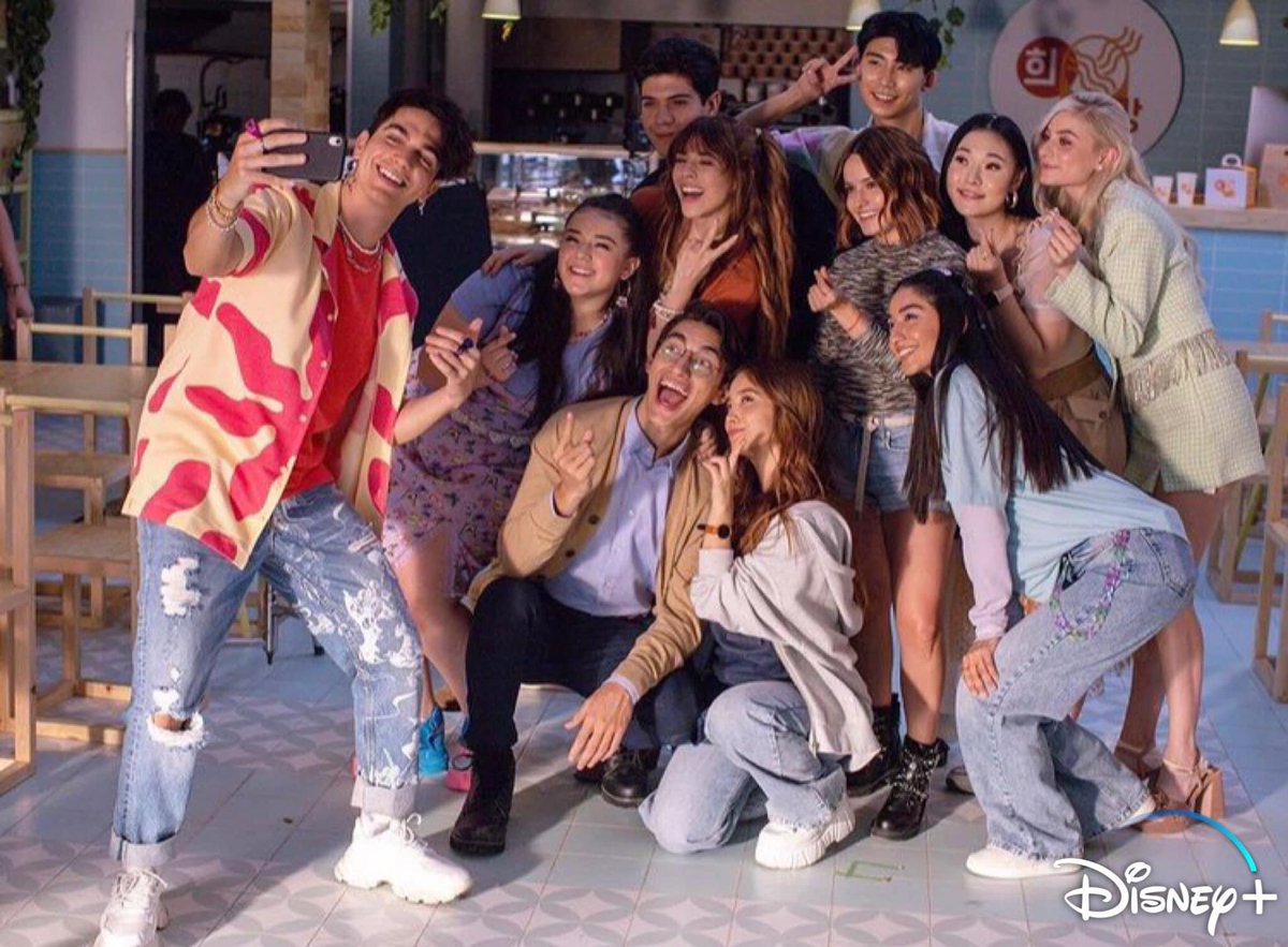 #Confirmado🚨| #DisneyPlus comienza rodaje de su próxima serie original Latinoamericana #LPop donde veremos mucho amor al #Kpop estrena el próximo año y el proyecto será dirigido por <a href="/andreslizarazo/">ANDRES LIZARAZO</a> que nos presenta un elenco juvenil que promete sorprender a propios y extraños 💕