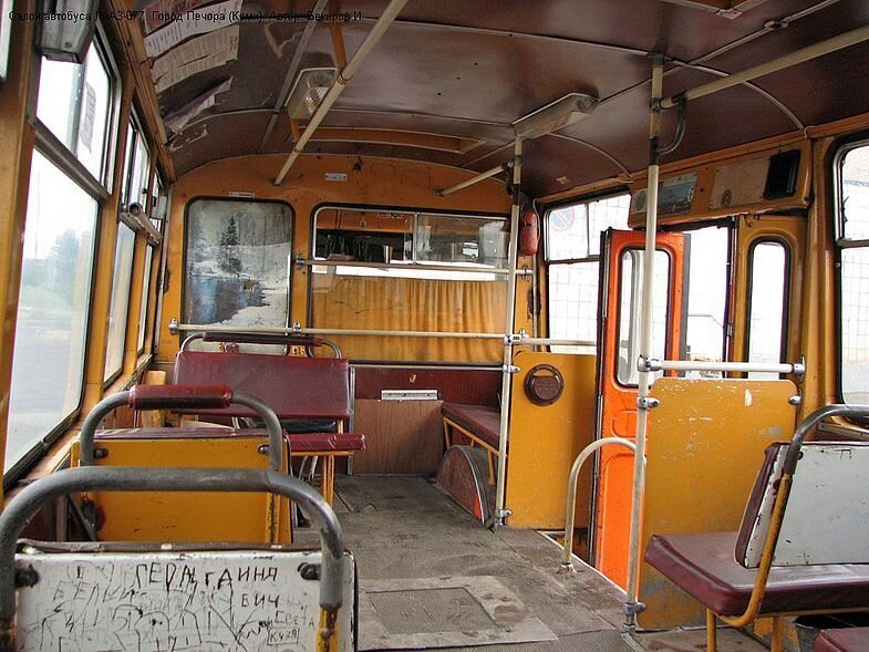 HistoryFoto's tweet photo. Самое уютное место за водителем. Салон автобуса ЛиАЗ-677. Массово выпускался на Ликинском автобусном заводе с 1967 по 1994 гг. https://t.co/lo0plFnKQ2