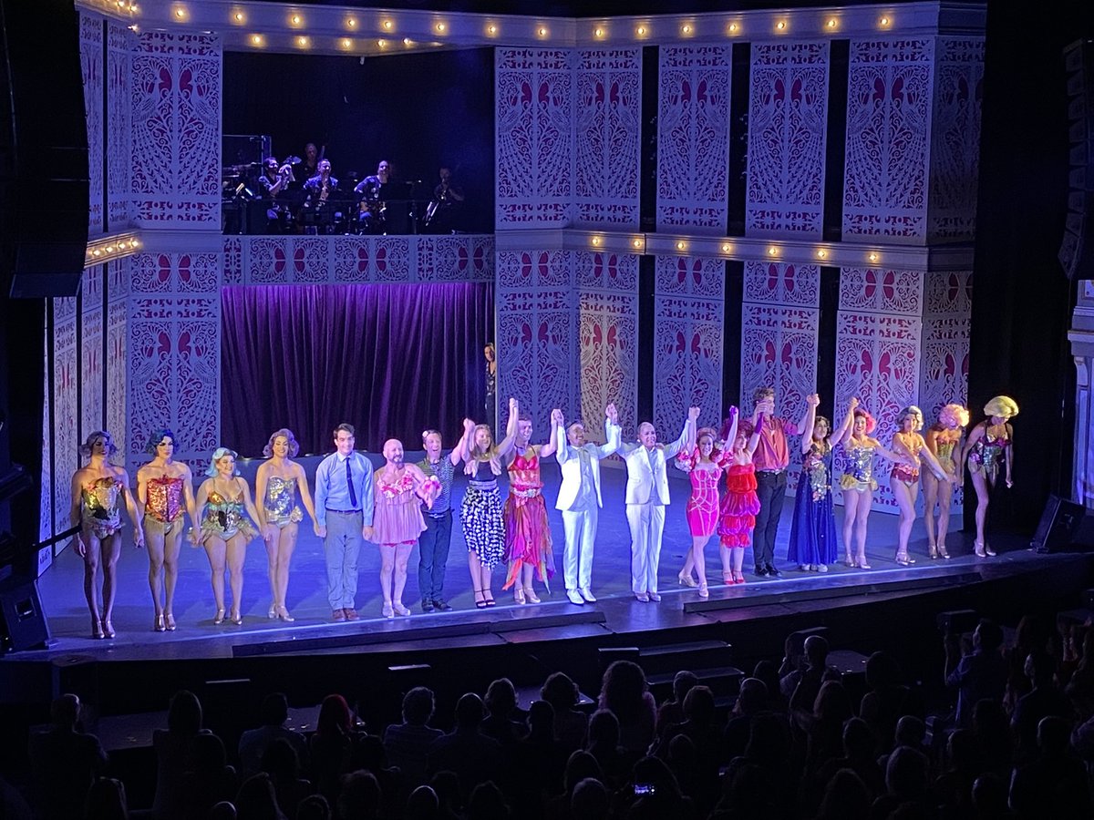 ajsbdub's tweet photo. @LaJaulaMusical ¡Una auténtica explosión de purpurina! #LaJauladelasLocas #LaJaulaMusical @AngelLlacer @ivanlabanda https://t.co/Ft44h8J6Qd
