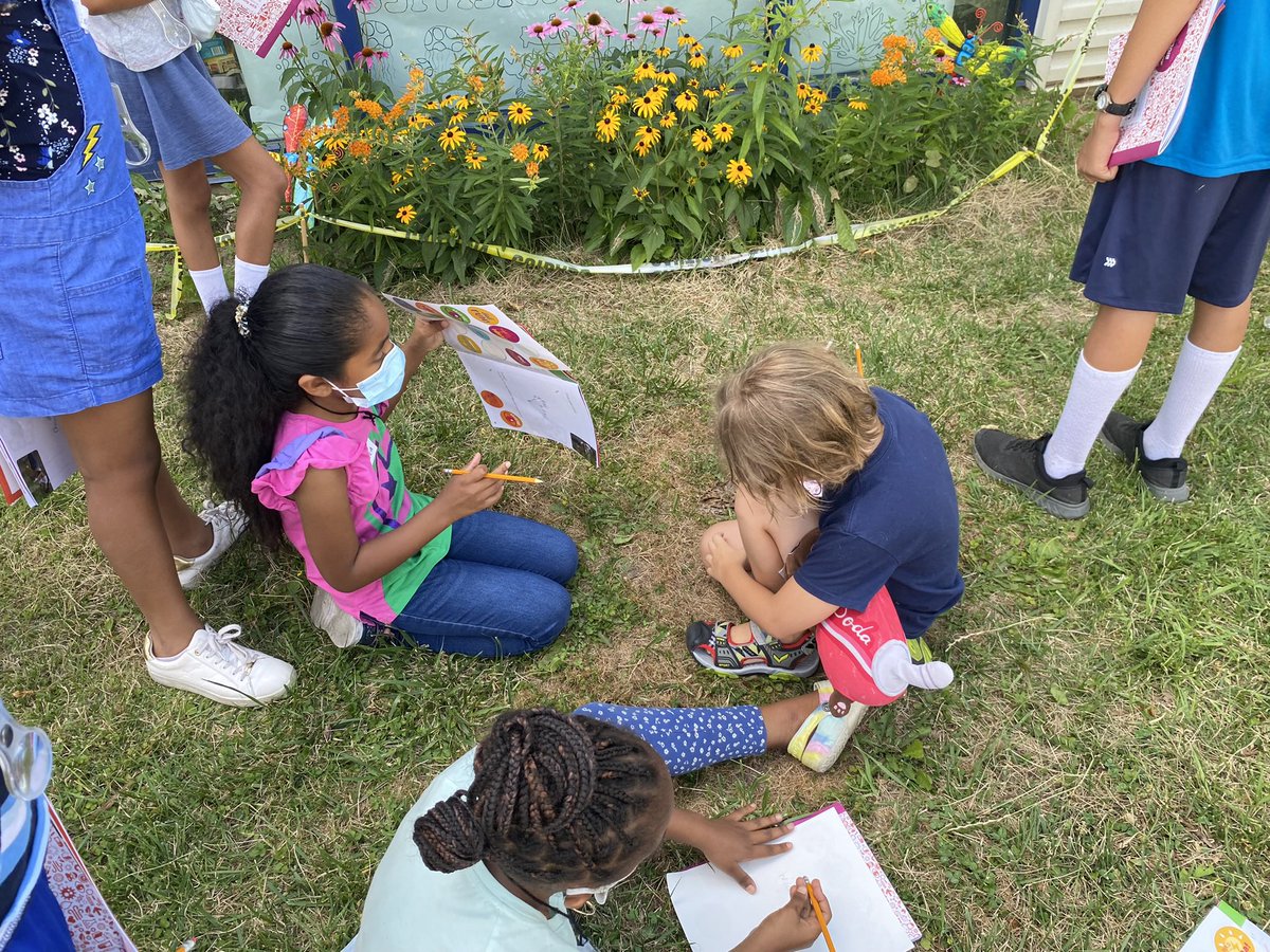 UDLibs's tweet photo. This week, we hosted #ScienceintheSummer at our Municipal Branch and kids learned how to Be a Biologist! For part of the class, students went outside to observe and describe natural life around the library, including the garden of native plants! #GSKSIS @TheFranklin @GSK https://t.co/kGf0H9K6XT