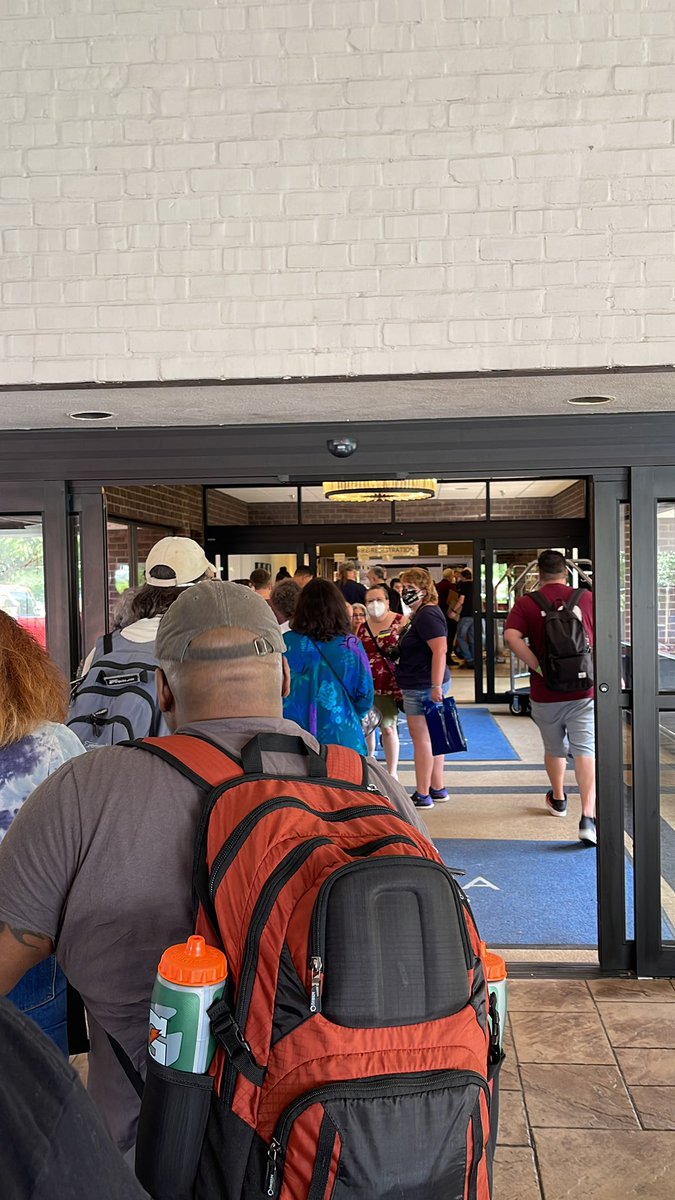 Hey <a href="/DeltaHotelsLtd/">Delta Hotels</a> / <a href="/MarriottBonvoy/">Marriott Bonvoy</a> any idea if your mobile key system is going to work at your Hunt Valley location or are you still going to make people who are already checked in via the app wait in this line? Or maybe your in-app chat could work so we can talk to someone?