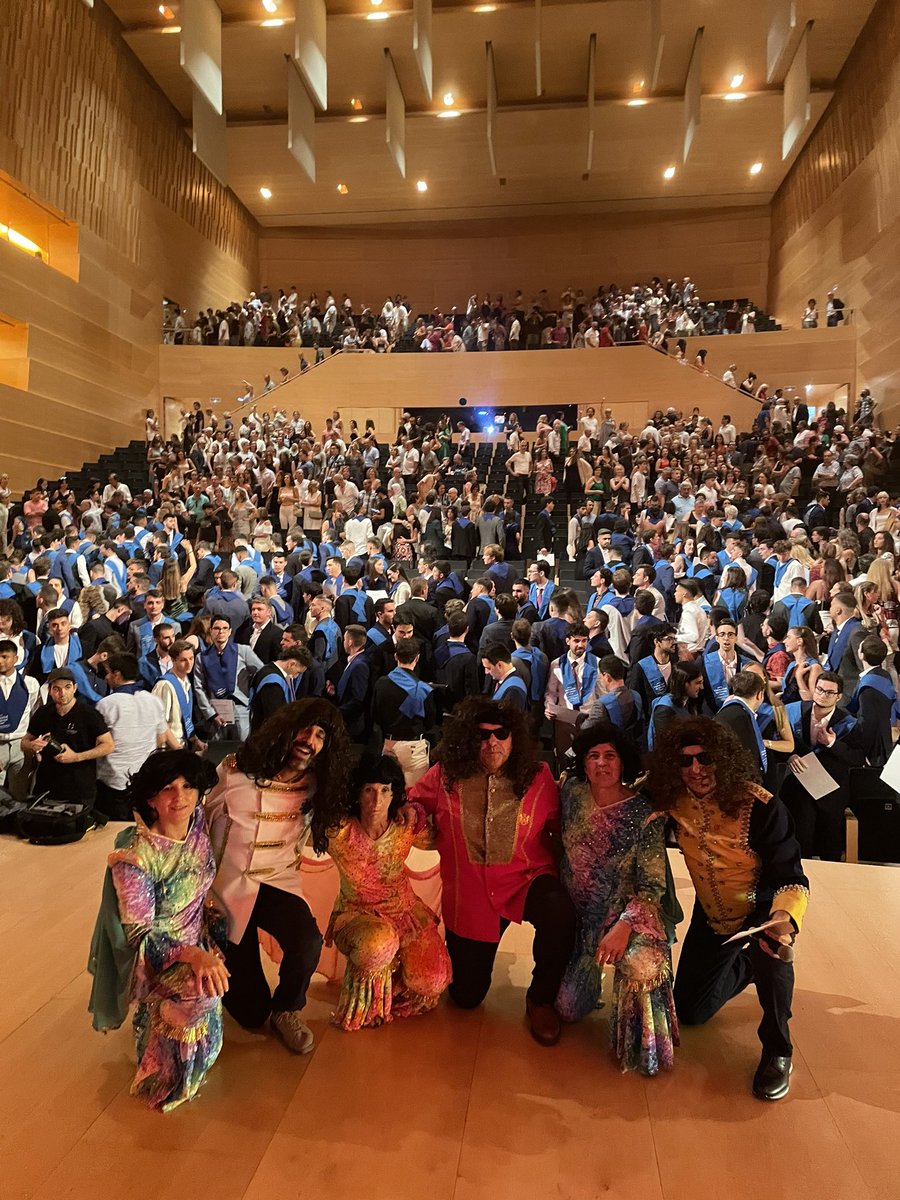 L Equip de Direccio de l'EPS felicita als seus graduats amb un espectacle final.  #GraduacióUdG;,