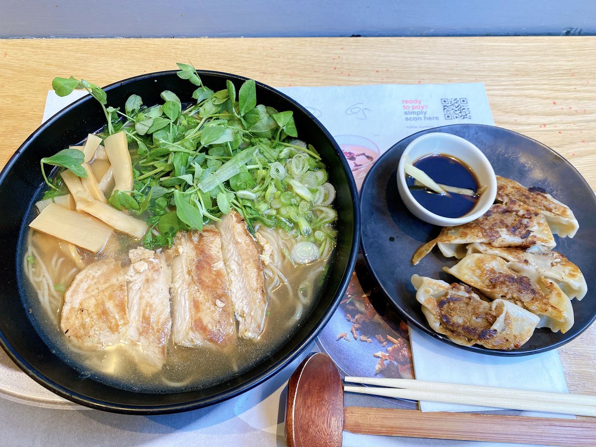 やっぱりその国に合わせた味になるんだなぁ〜としみじみ思ったラーメンと餃子
（餃子が甘かった）