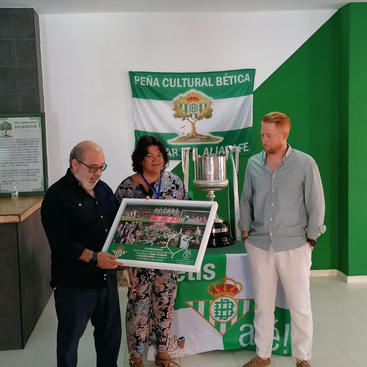 maruhuevar's tweet photo. Hoy el beticismo en #Huévar está de celebración, hoy la copa del Rey visita la Peña de Huévar.
  Mi gratitud a la Peña,a los miembros de la junta directiva y muy especialmente a su presidente por la invitación para darme la oportunidad de compartir con ellos esta magnífica tarde. https://t.co/D27Kxo6xSq