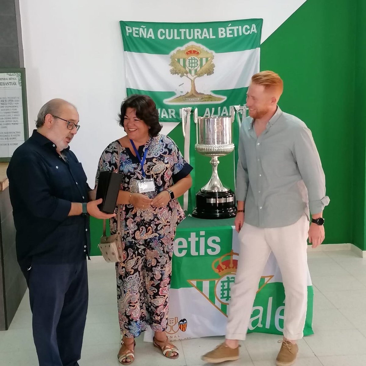 maruhuevar's tweet photo. Hoy el beticismo en #Huévar está de celebración, hoy la copa del Rey visita la Peña de Huévar.
  Mi gratitud a la Peña,a los miembros de la junta directiva y muy especialmente a su presidente por la invitación para darme la oportunidad de compartir con ellos esta magnífica tarde. https://t.co/D27Kxo6xSq