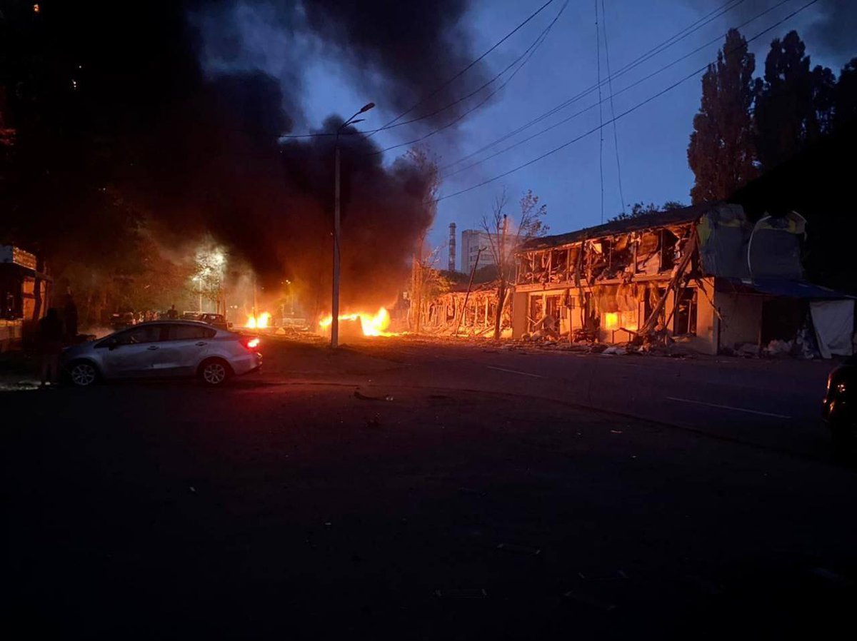 Два часа назад обстреляли Днепр. В городе, где я живу, повреждены здания, водопровод, возникли пожары, горят машины, есть погибшие. 

Моей ненависти к тем, кто радуется этому, недостаточна, это нелюди. В них не осталось человечности.

#RussiaIsATerroristState #PutinWarCriminal