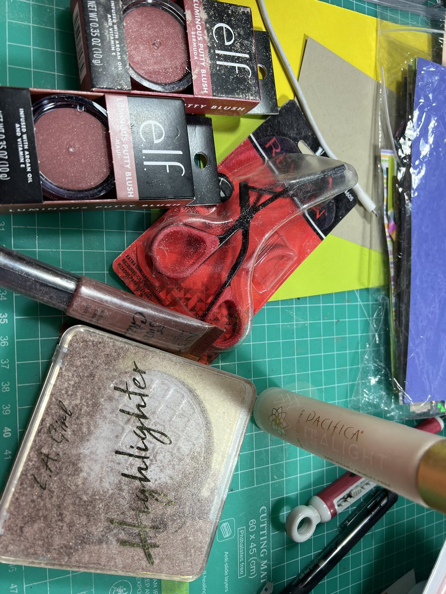 TheJollyFatElf's tweet photo. Hey @ultabeauty think you can do something about your fulfillment center sending powder products or glass containers in bubble mailers?  This is the 3rd package in 2 weeks that has arrived destroyed. Thank you for the thought and care you take with my money. https://t.co/w13V6HCK1o