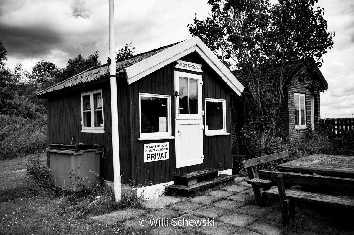 willi_schewski's tweet photo. #Skomagerhus am Deutsch-dänischen #Grenzübergang #Schusterkate, auf dänischer Seite. Kurz vor Ausbruch des 1. Weltkriegs sollte hier ein Wohnviertel errichtet werden. Doch es kam nur zum Bau eines einzigen Hauses. Das diente später als Grenzhäuschen. #Harrislee #Wassersleben https://t.co/x1y0HTqhNf